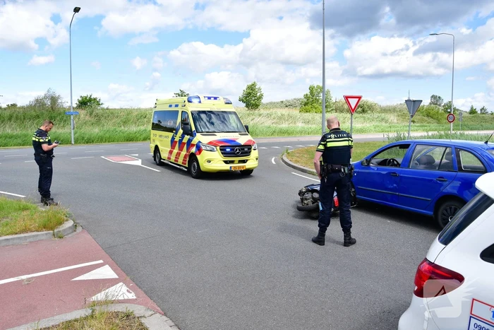 Scooter botst op personenauto op busbaan