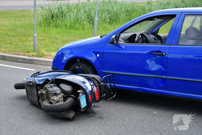 Scooter botst op personenauto op busbaan