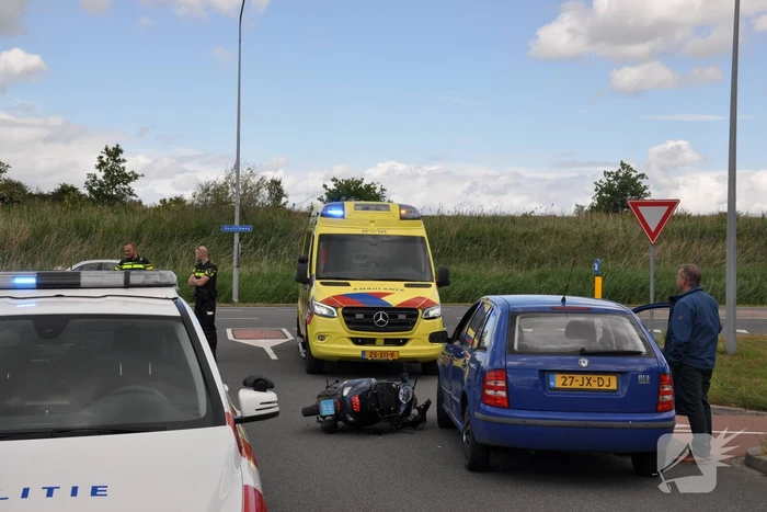 Scooter botst op personenauto op busbaan