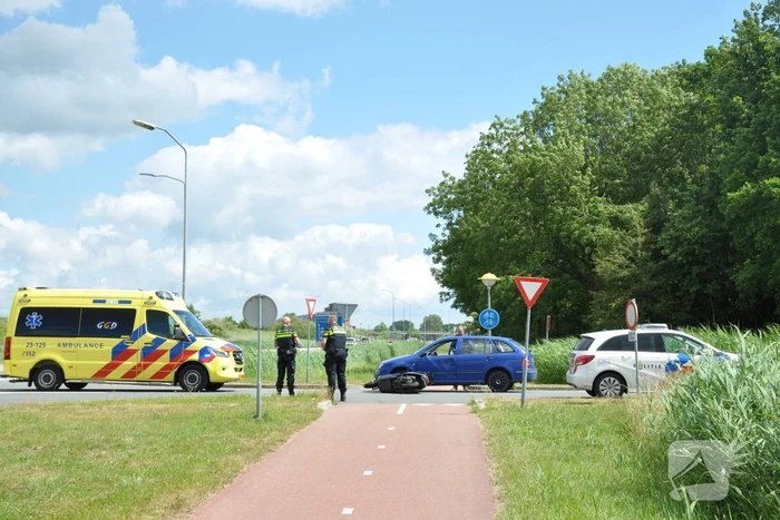 Scooter botst op personenauto op busbaan