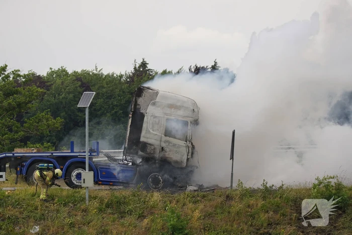 Vrachtwagen brandt uit op snelweg