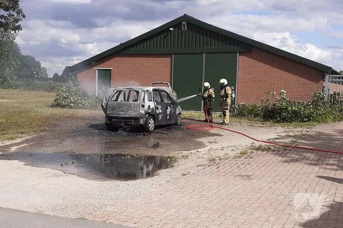 Auto volledig uitgebrand