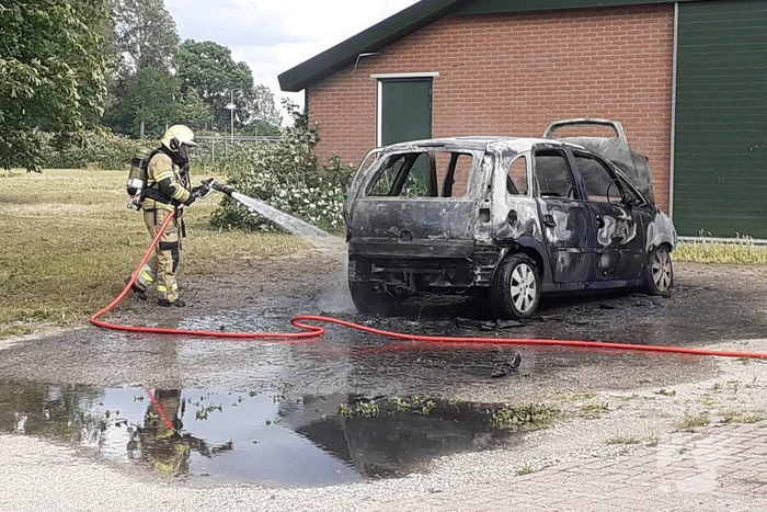 Auto volledig uitgebrand