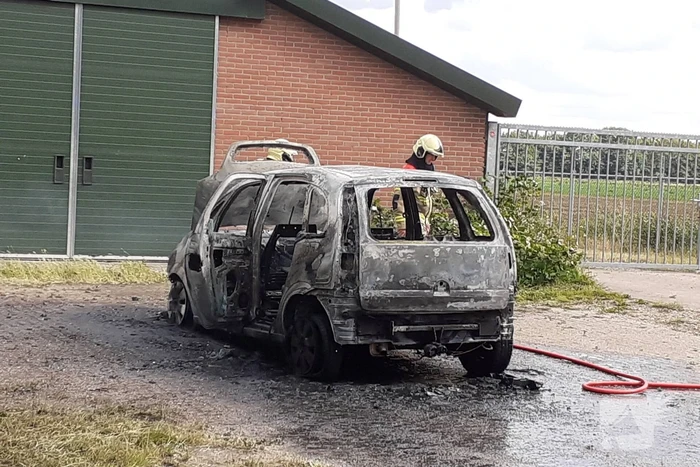 Auto volledig uitgebrand