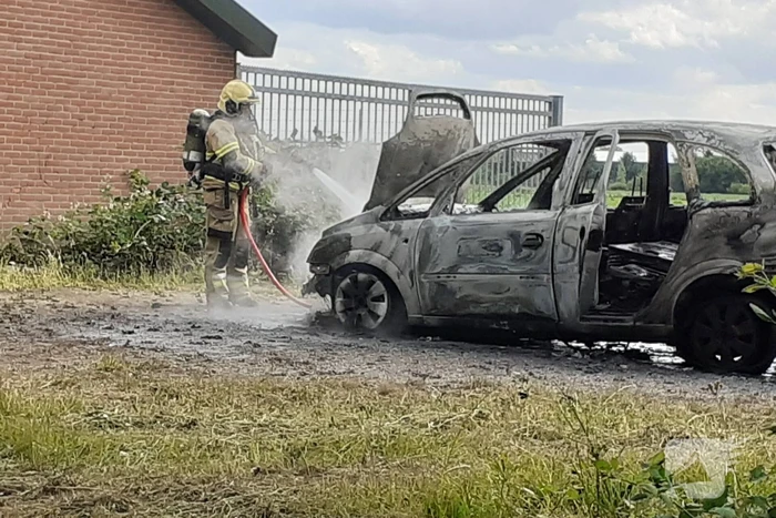 Auto volledig uitgebrand