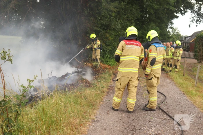 Veel rook bij bermbrand