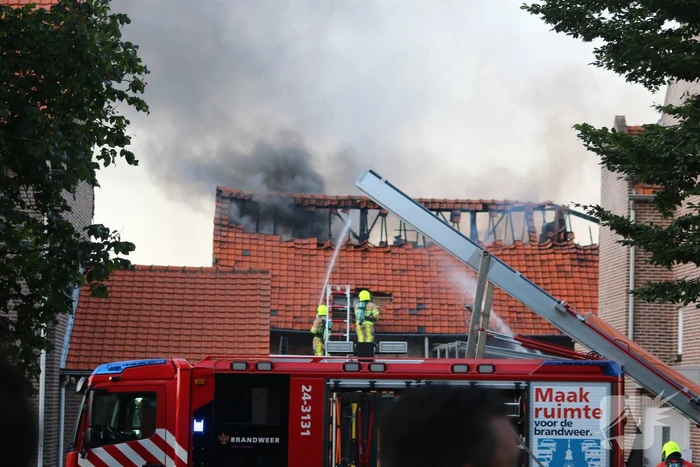 Uitslaande brand legt schuur in as