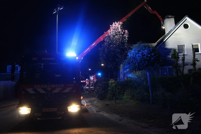 Brand in dak van woning