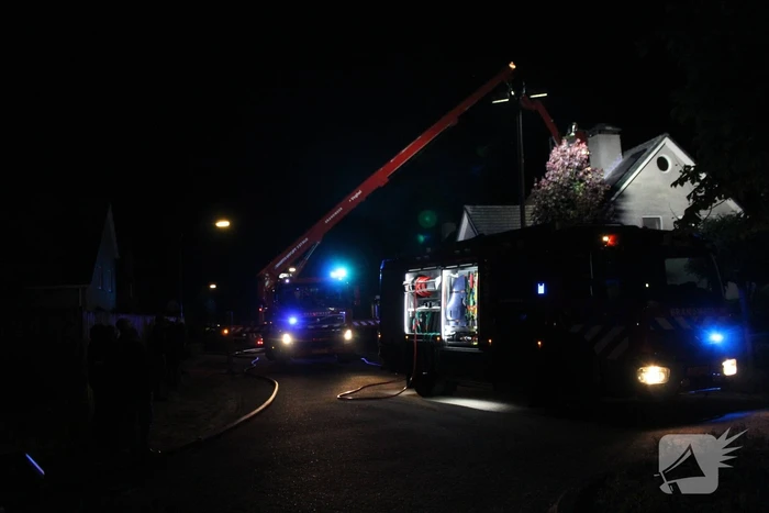 Brand in dak van woning