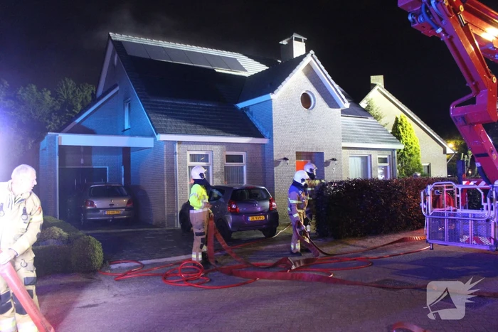 Brand in dak van woning