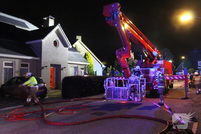 Brand in dak van woning
