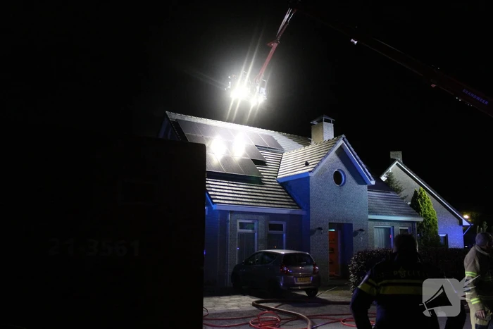 Brand in dak van woning