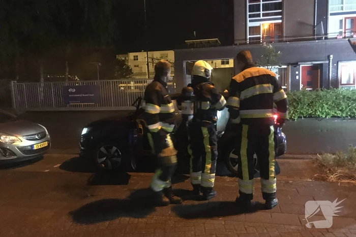 Interieur geparkeerde auto zwaar beschadigd bij brandstichting