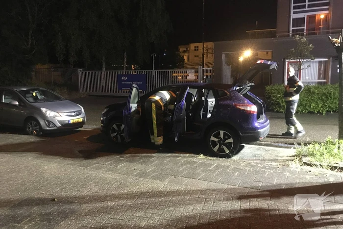 Interieur geparkeerde auto zwaar beschadigd bij brandstichting