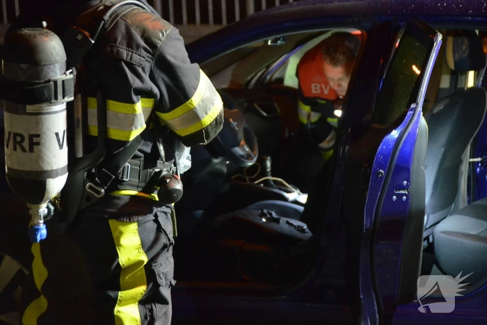 Interieur geparkeerde auto zwaar beschadigd bij brandstichting