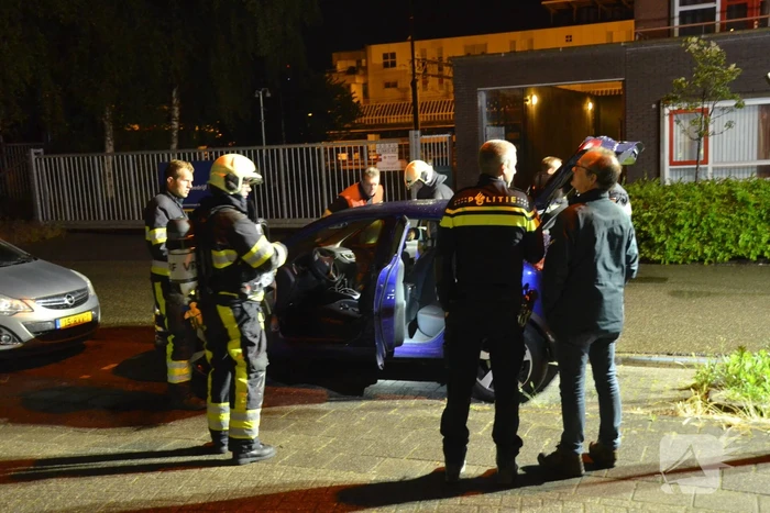 Interieur geparkeerde auto zwaar beschadigd bij brandstichting