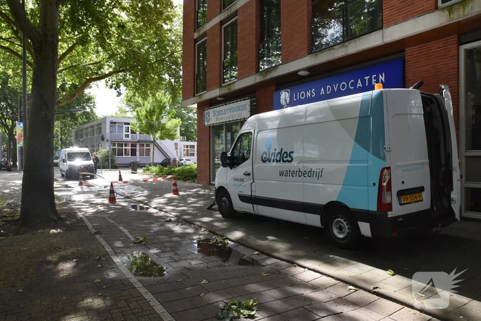 Straat blank na gesprongen waterleiding in Charlois