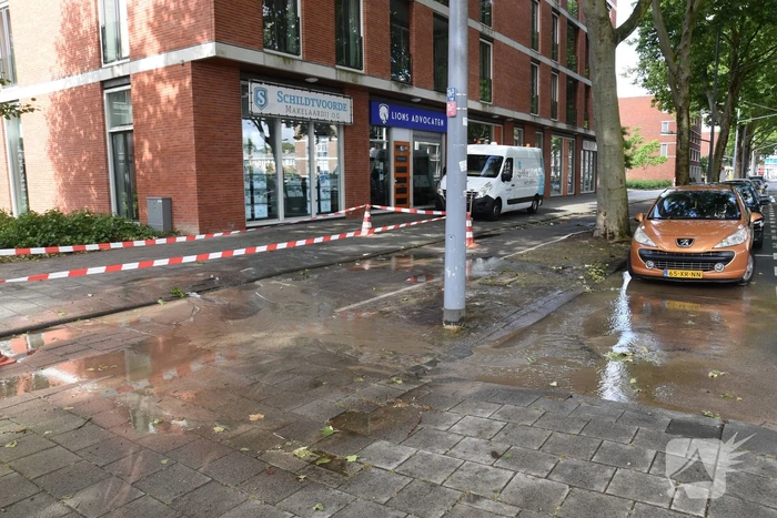 Straat blank na gesprongen waterleiding in Charlois