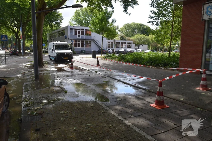 Straat blank na gesprongen waterleiding in Charlois