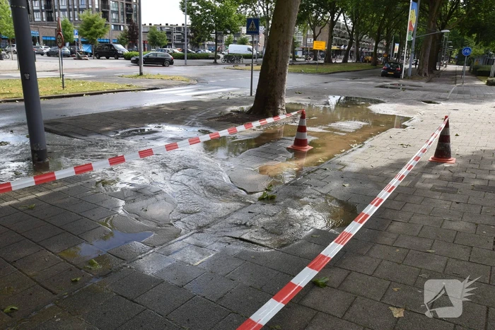 Straat blank na gesprongen waterleiding in Charlois