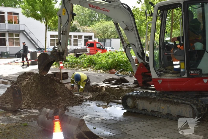 Straat blank na gesprongen waterleiding in Charlois