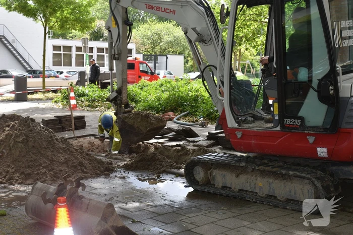 Straat blank na gesprongen waterleiding in Charlois
