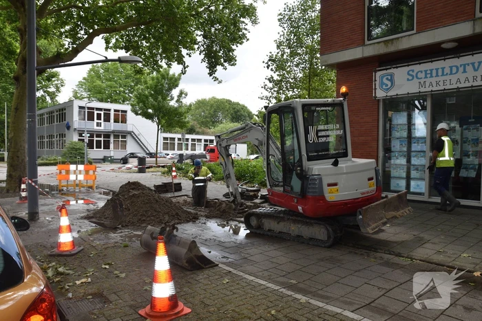 Straat blank na gesprongen waterleiding in Charlois