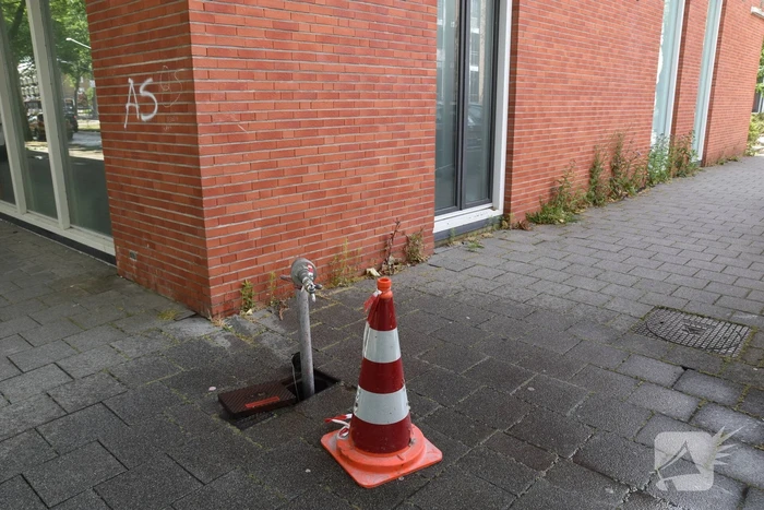 Straat blank na gesprongen waterleiding in Charlois