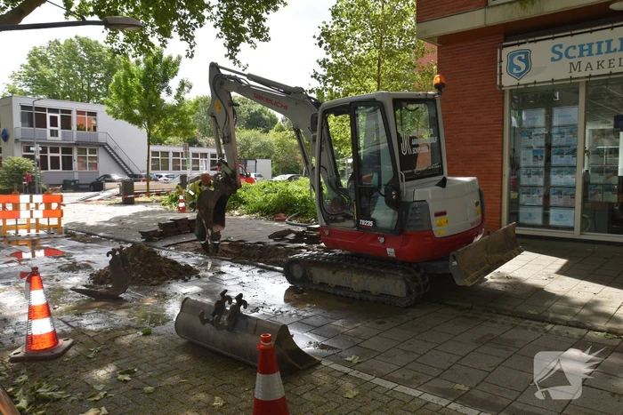 Straat blank na gesprongen waterleiding in Charlois
