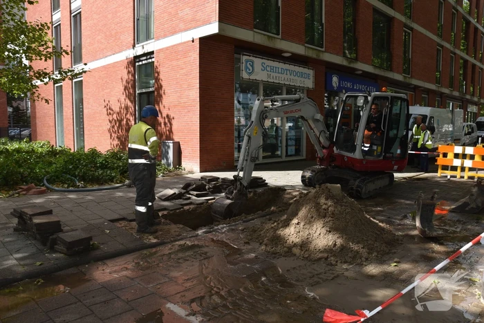 Straat blank na gesprongen waterleiding in Charlois