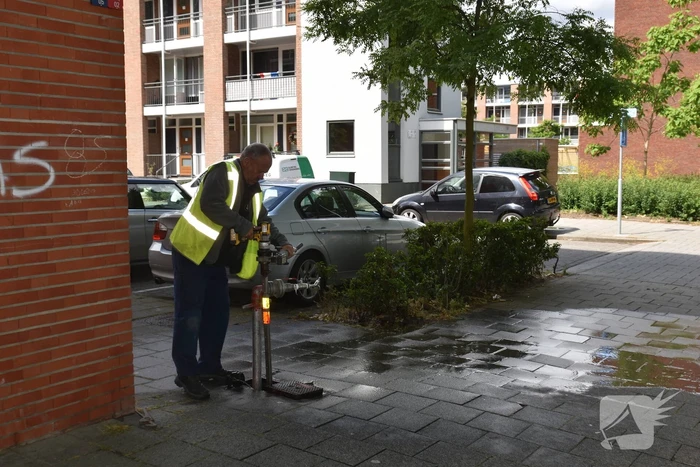 Straat blank na gesprongen waterleiding in Charlois