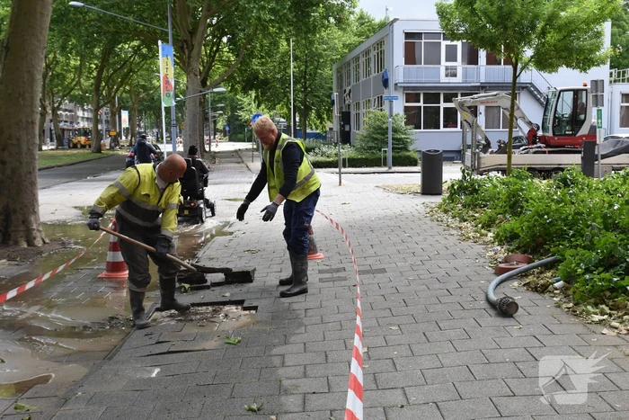 Straat blank na gesprongen waterleiding in Charlois