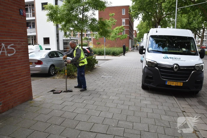 Straat blank na gesprongen waterleiding in Charlois