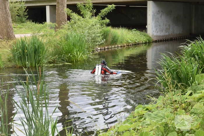 Zoekactie in sloot bij Margriet Sporthal in Bijdorp
