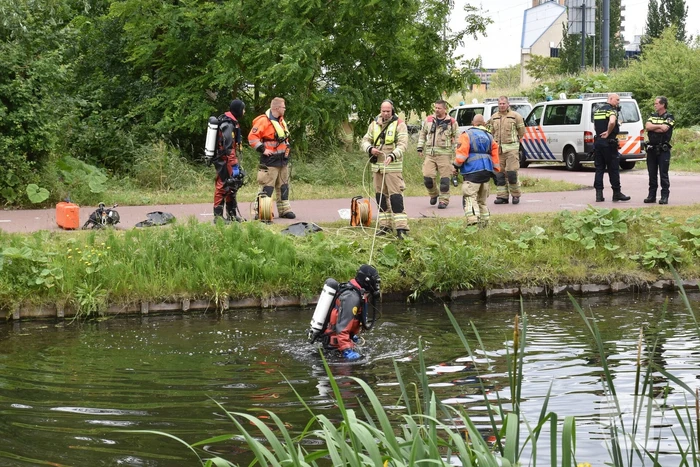 Zoekactie in sloot bij Margriet Sporthal in Bijdorp
