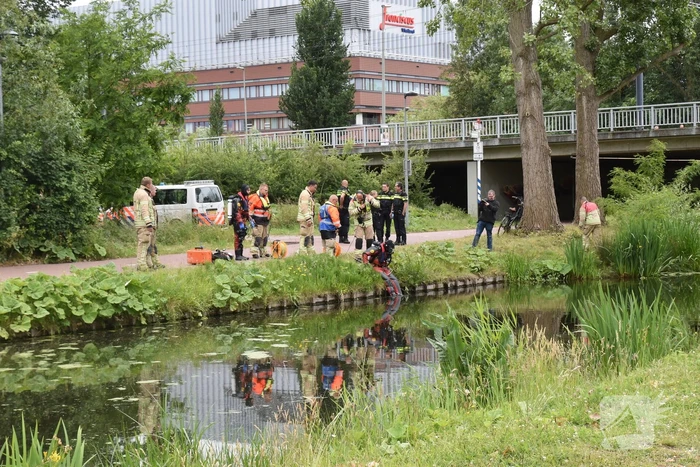Zoekactie in sloot bij Margriet Sporthal in Bijdorp