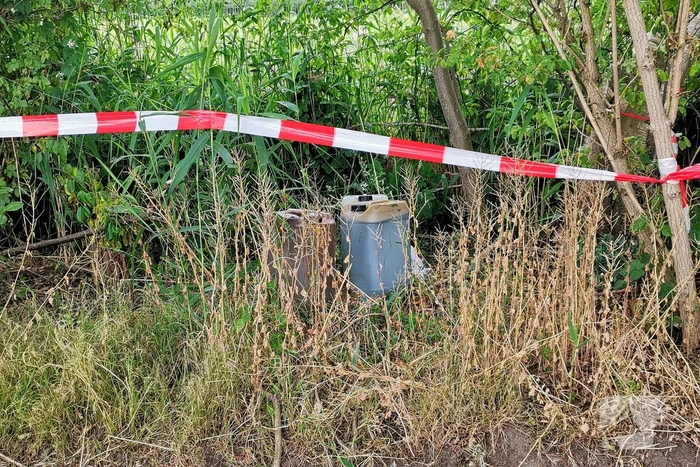 Vaten aangetroffen in berm in buitengebied