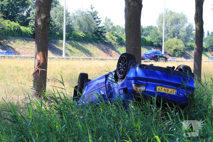 Auto raakt van snelweg en belandt op de kop
