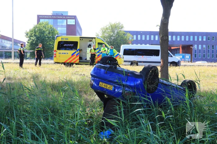 Auto raakt van snelweg en belandt op de kop