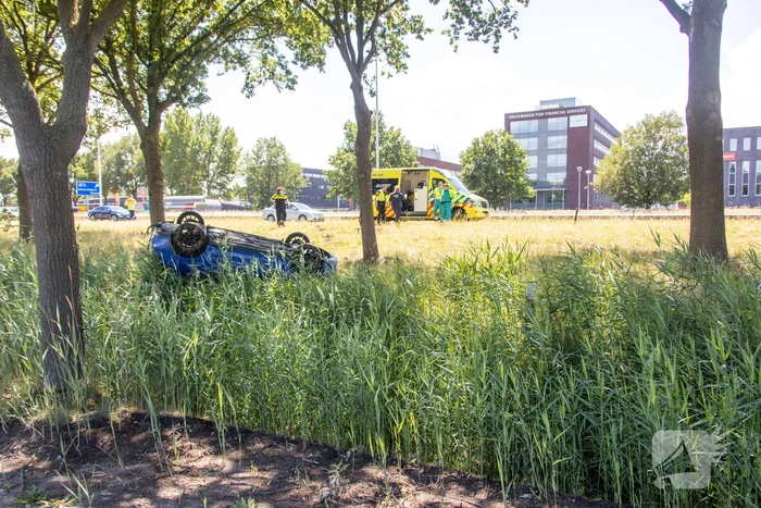 Auto raakt van snelweg en belandt op de kop