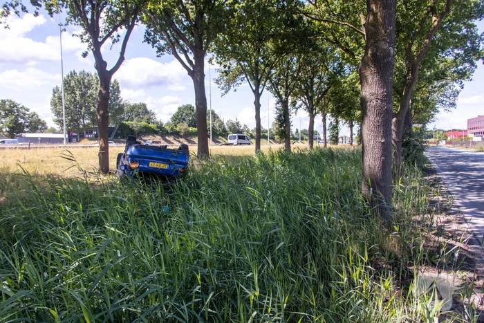 Auto raakt van snelweg en belandt op de kop