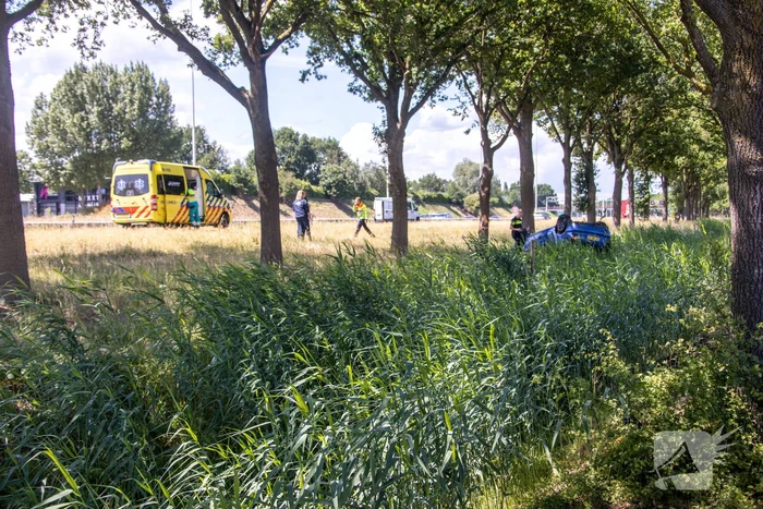 Auto raakt van snelweg en belandt op de kop