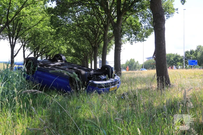 Auto raakt van snelweg en belandt op de kop