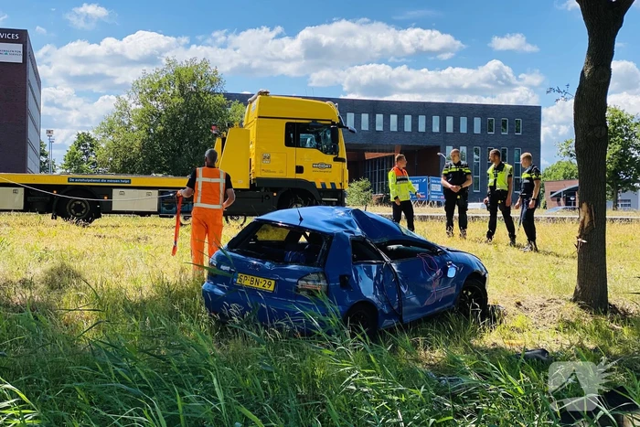 Auto raakt van snelweg en belandt op de kop