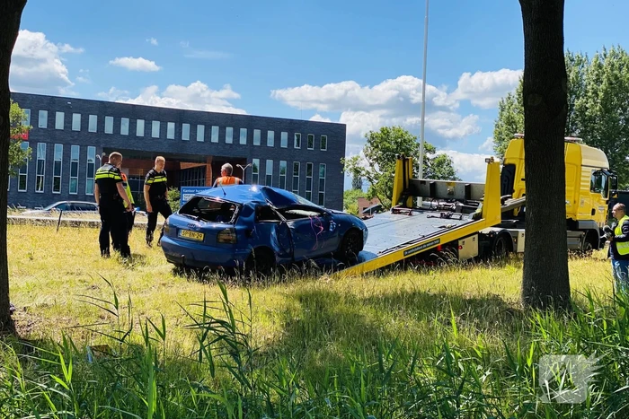 Auto raakt van snelweg en belandt op de kop