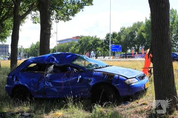 Auto raakt van snelweg en belandt op de kop
