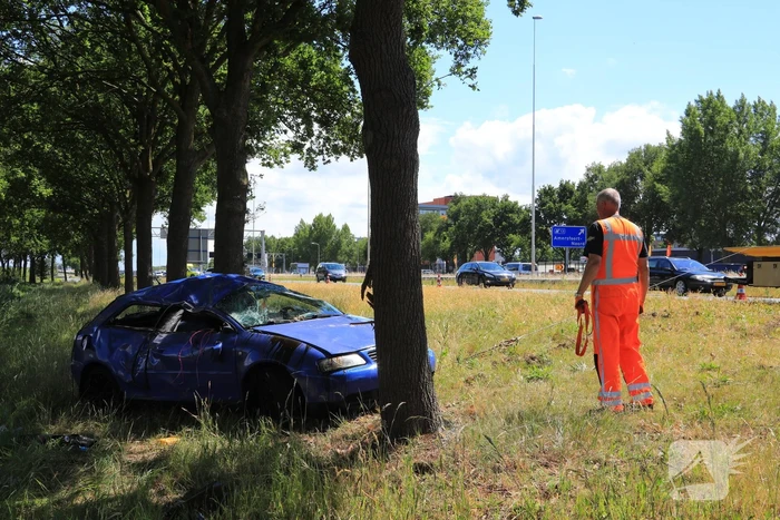 Auto raakt van snelweg en belandt op de kop