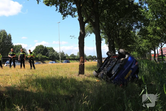 Auto raakt van snelweg en belandt op de kop
