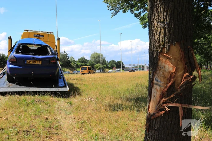 Auto raakt van snelweg en belandt op de kop