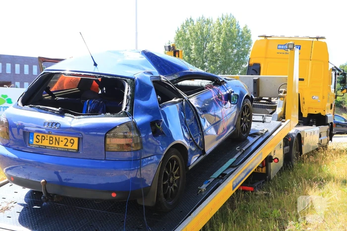 Auto raakt van snelweg en belandt op de kop